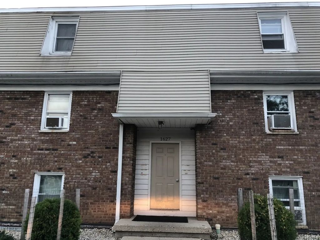1627 Woodbine Drive 6, Round Lake Beach