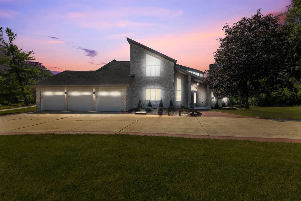 8920 Royal Drive, Burr Ridge