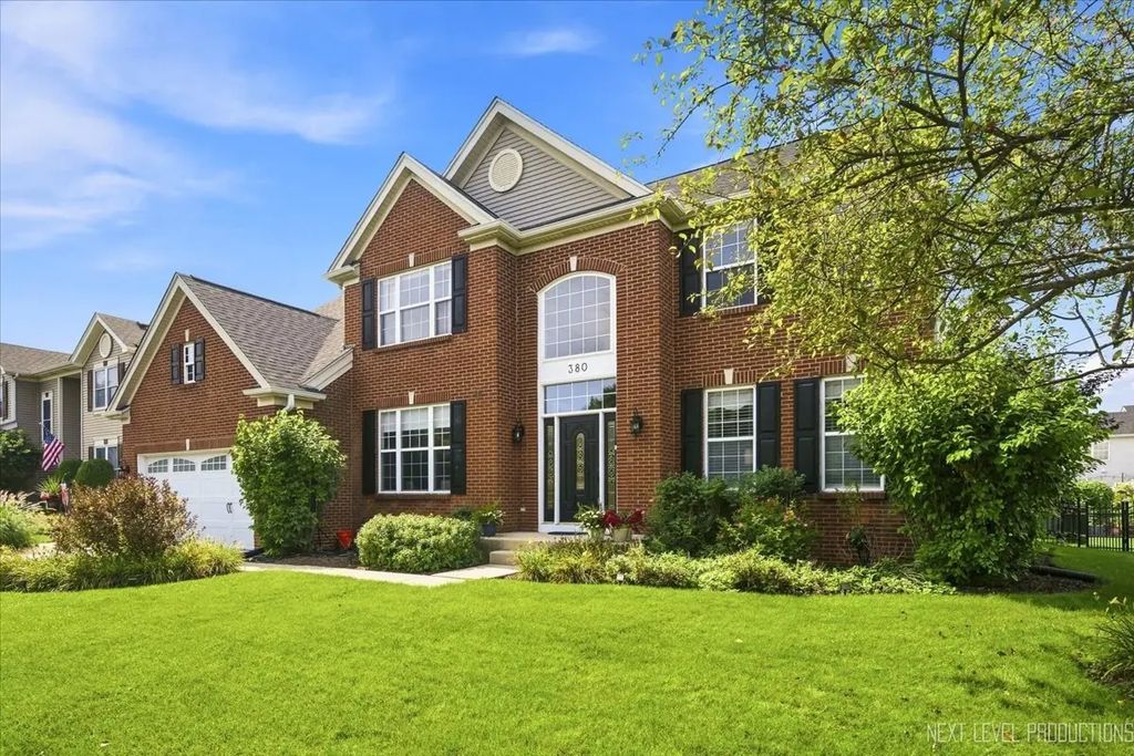 380 Thornwood Way, South Elgin