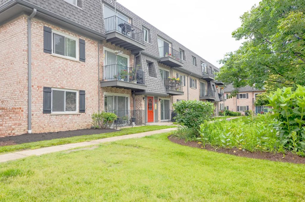 916 S Plum Grove Road 223, Palatine