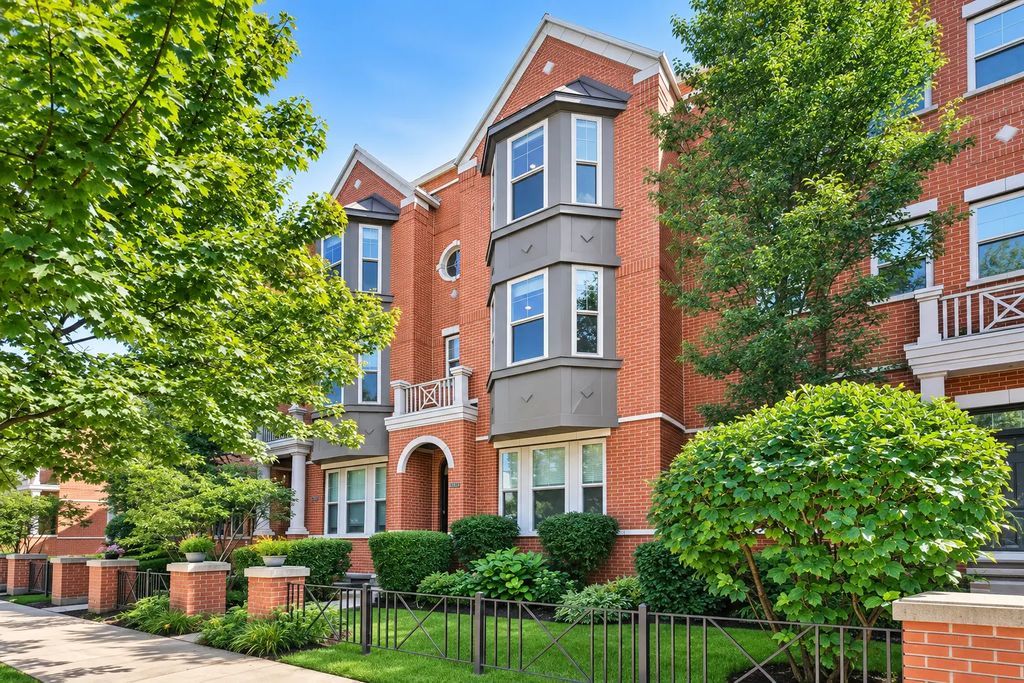 6347 Hennings Court, Morton Grove