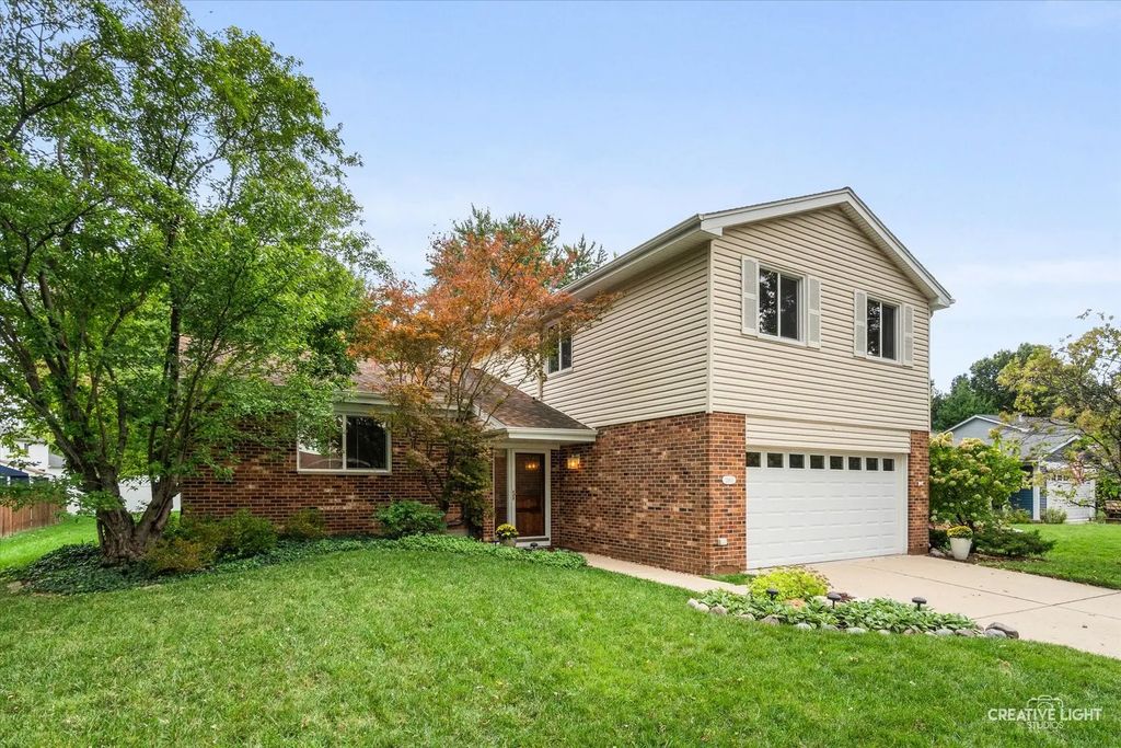 2s111 Lynn Court, Warrenville