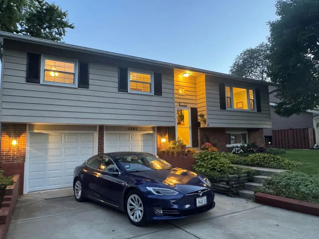 1205 E Ironwood Drive, Mount Prospect
