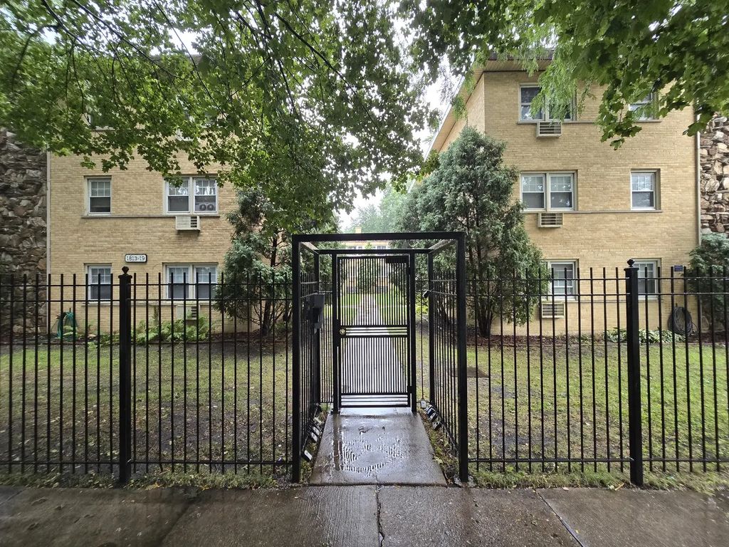 1819 W Touhy Avenue 4, Chicago, 60626