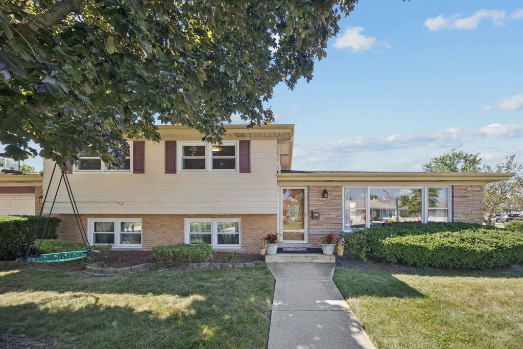 8157 N Root Court, Niles