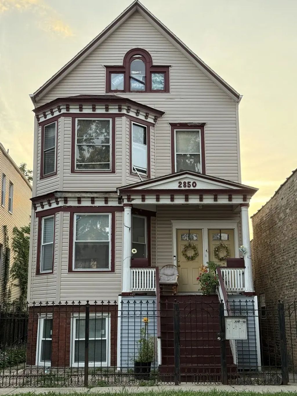 2850 N Avers Avenue G, Chicago