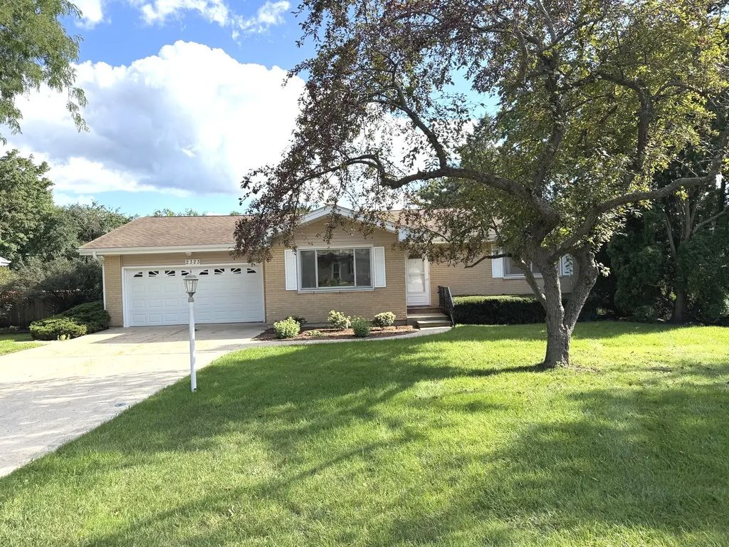 2323 Carriage Lane, Lindenhurst