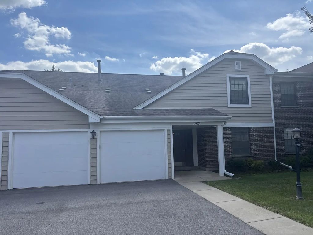 282 Pembridge Lane A2, Schaumburg