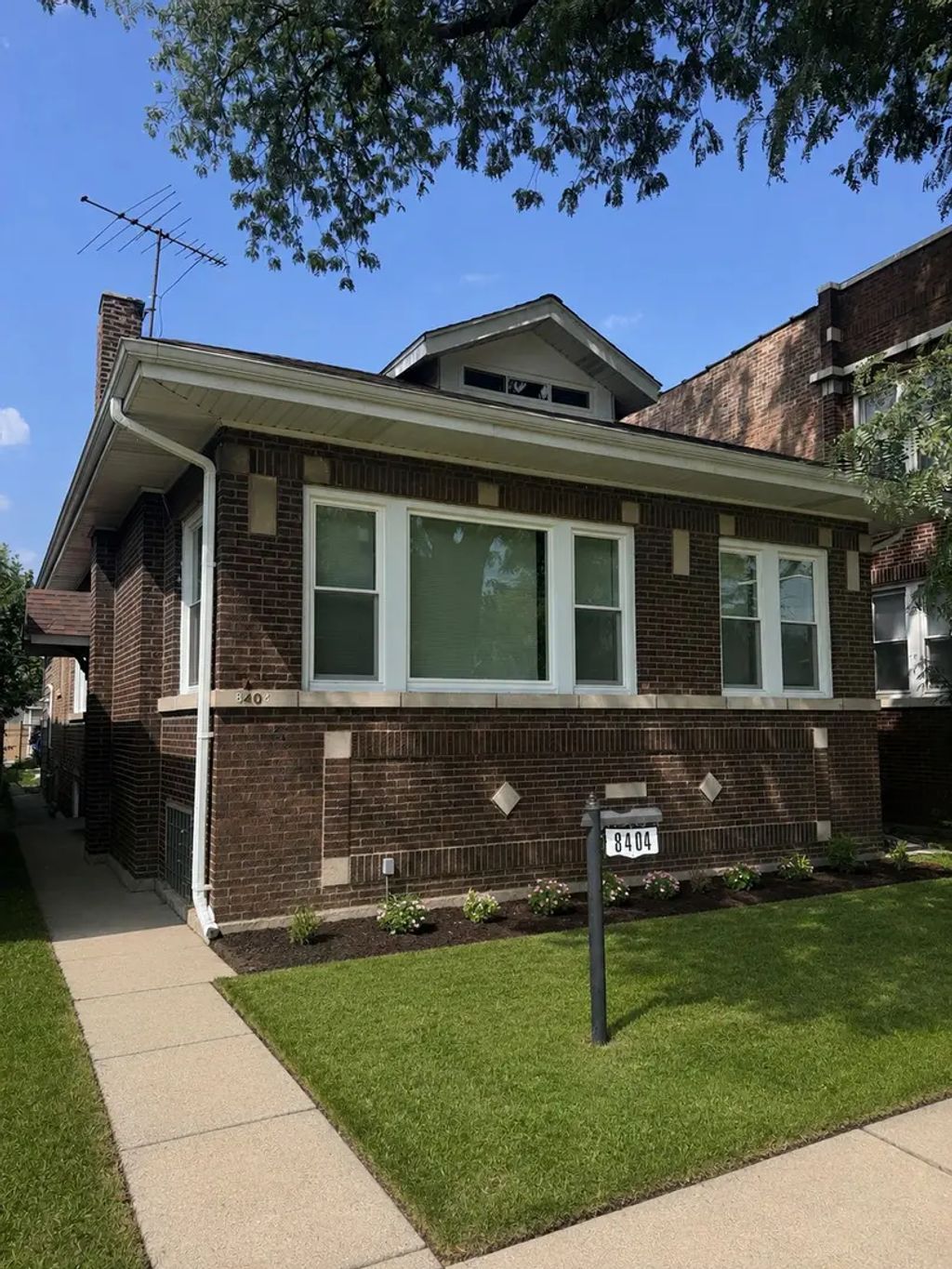8404 S Oglesby Avenue, Chicago
