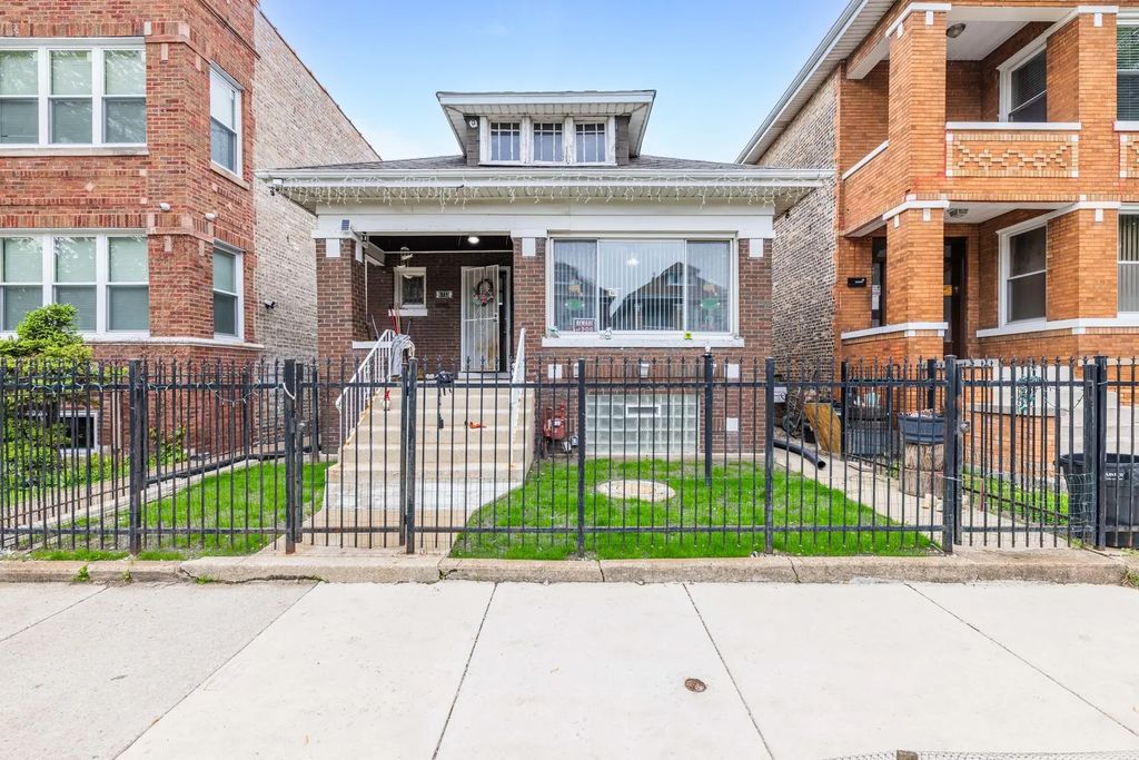 6733 S Campbell Avenue, Chicago