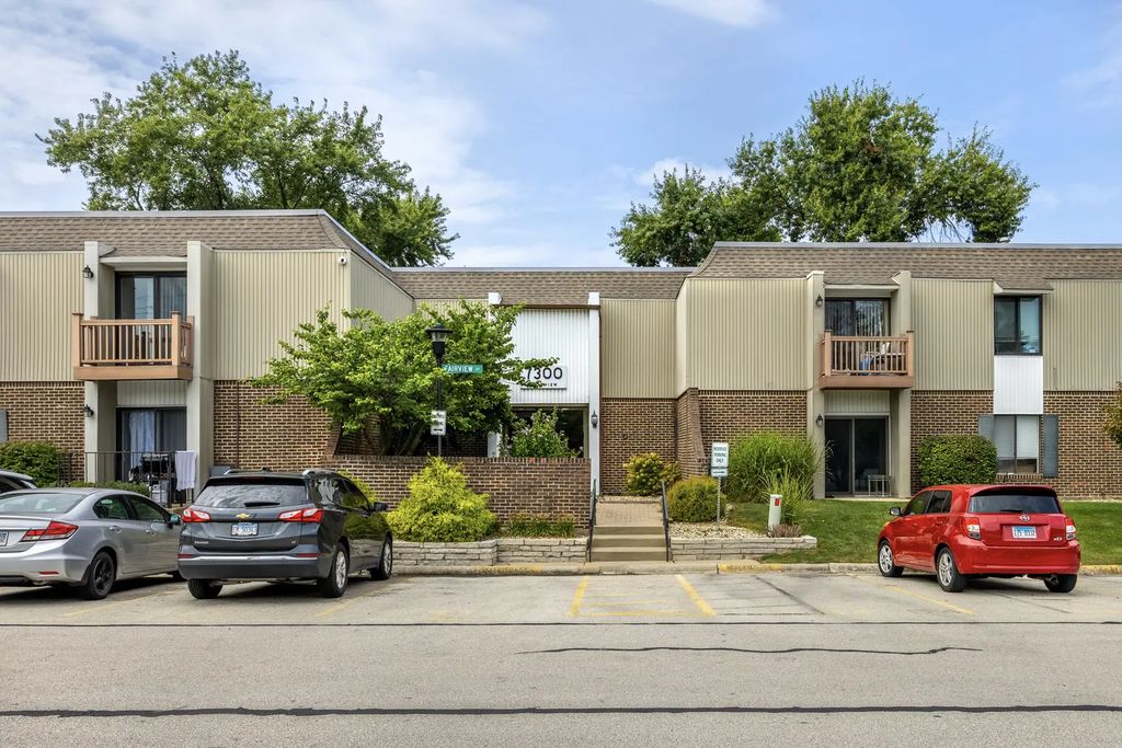 7300 Fairview Avenue 206, Downers Grove