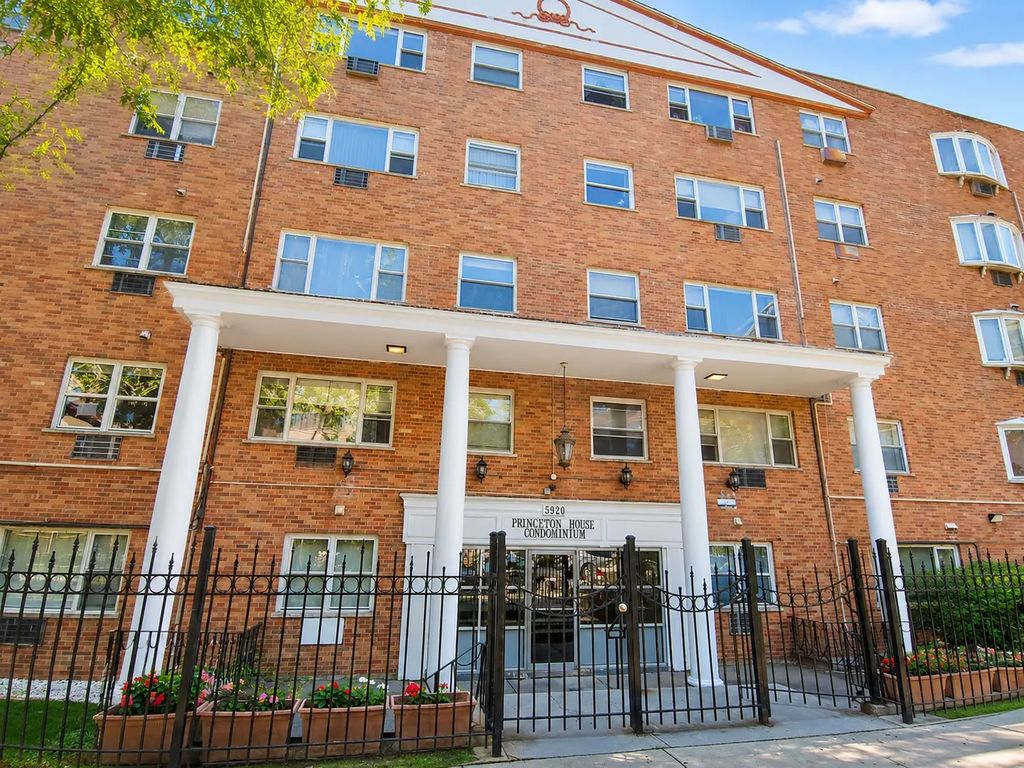 5920 N Kenmore Avenue 202, Chicago