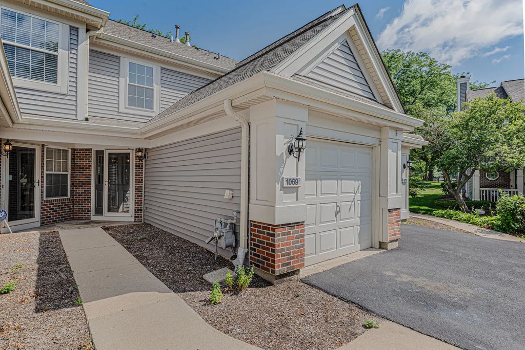 1069 Talbots Lane, Elk Grove Village