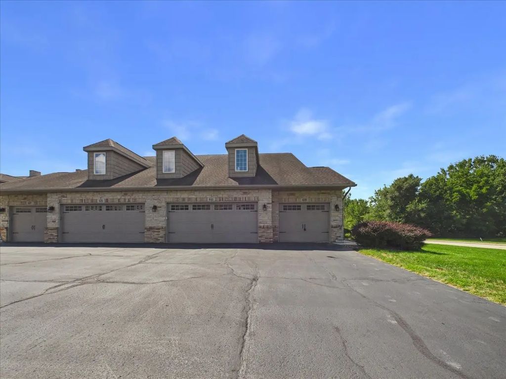 639 Queens Court 8, Rockton