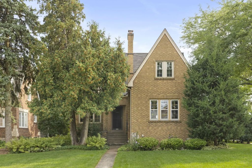 303 Hillside Avenue, Glen Ellyn