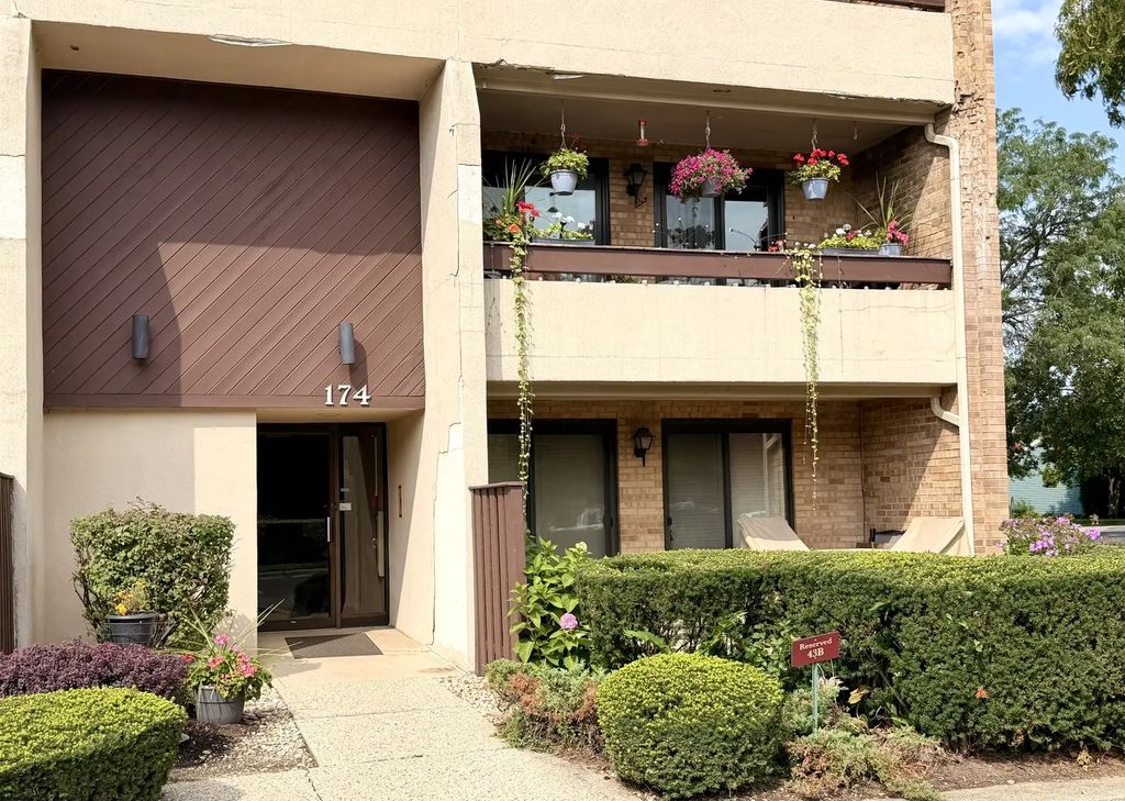 174 E Springbrook Drive 1b, Bloomingdale