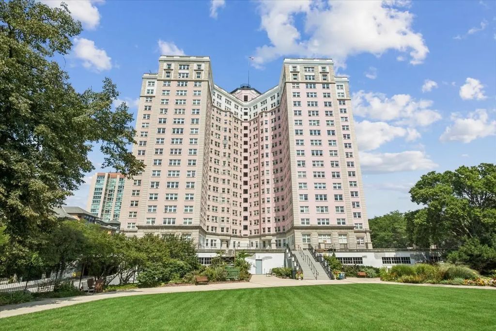5555 N Sheridan Road 1215a, Chicago