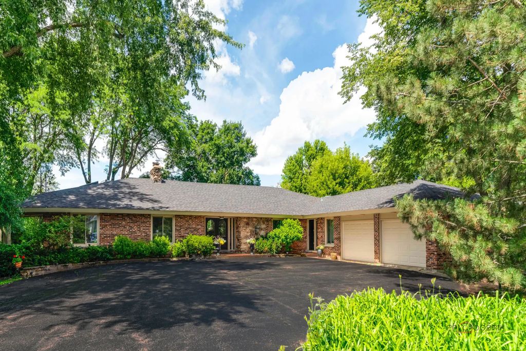 2432 Federal Court, Long Grove