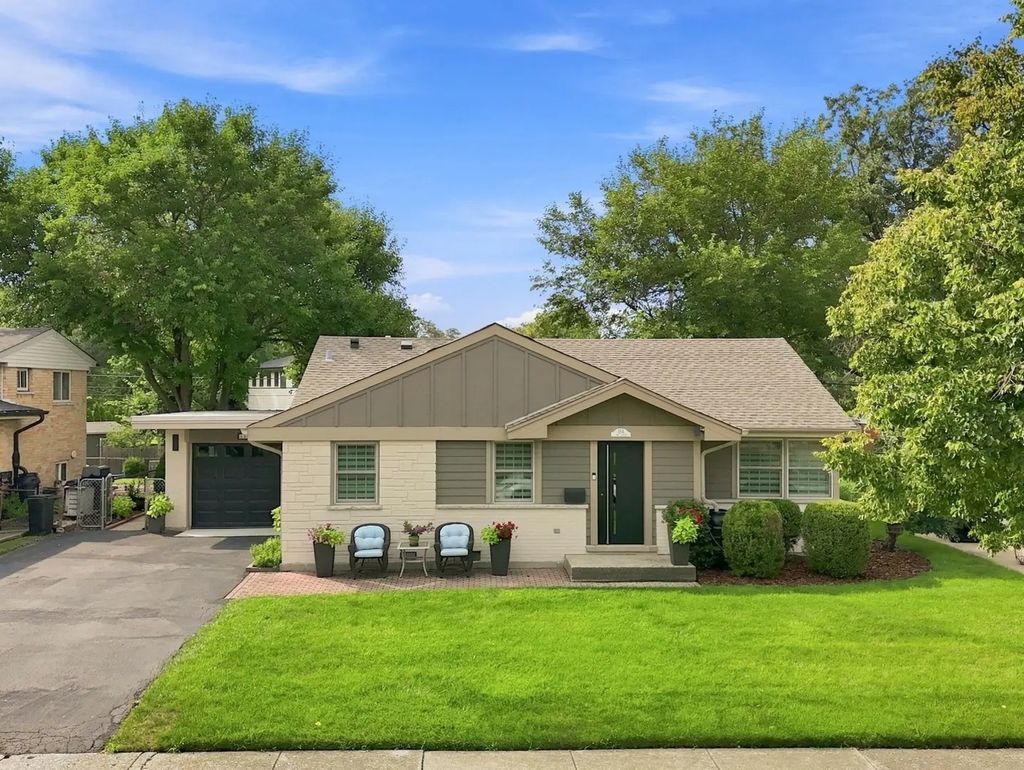 534 E Park Avenue, Elmhurst