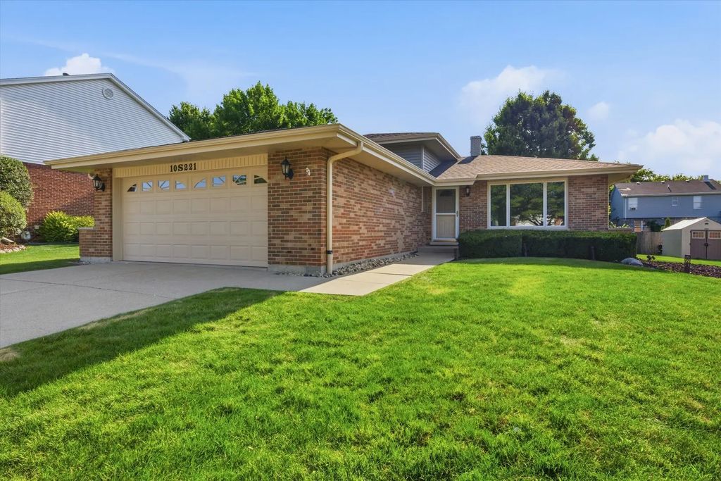 10s221 Suffield Drive, Downers Grove