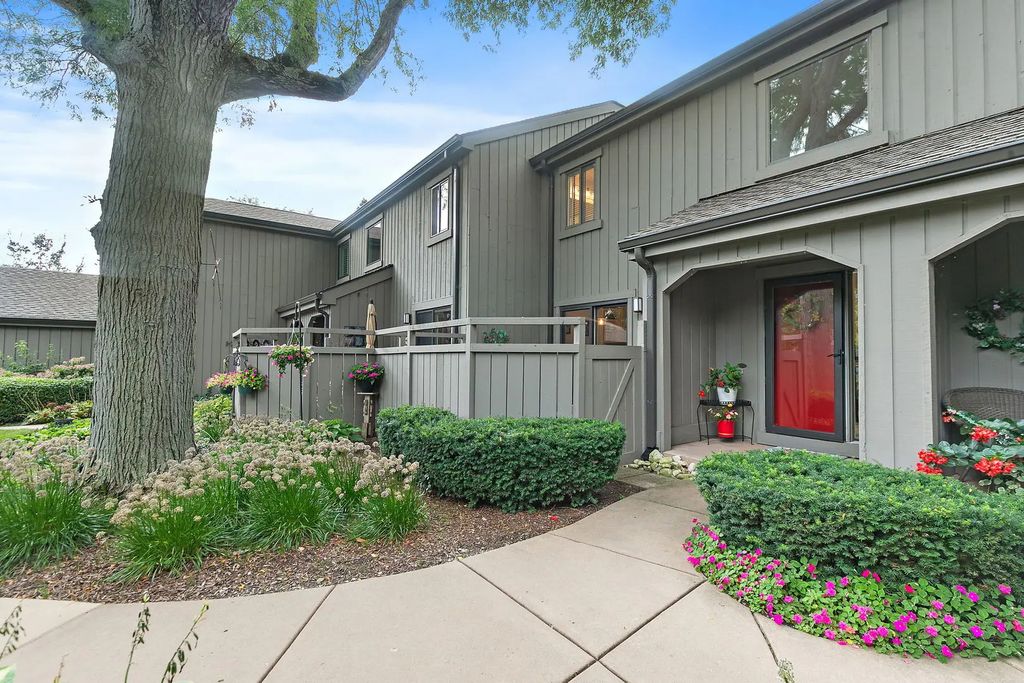 404 Shoreline Road 298, Lake Barrington, 60010