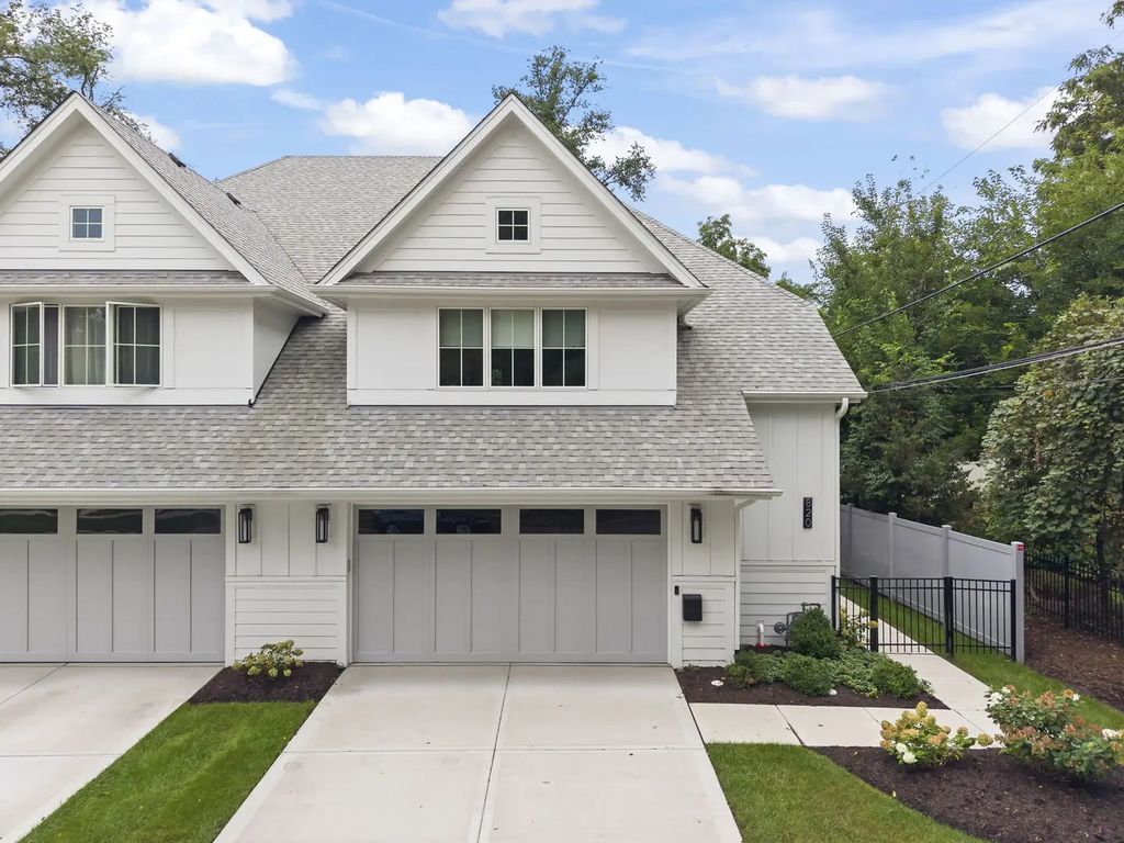 820 E Franklin Avenue, Naperville