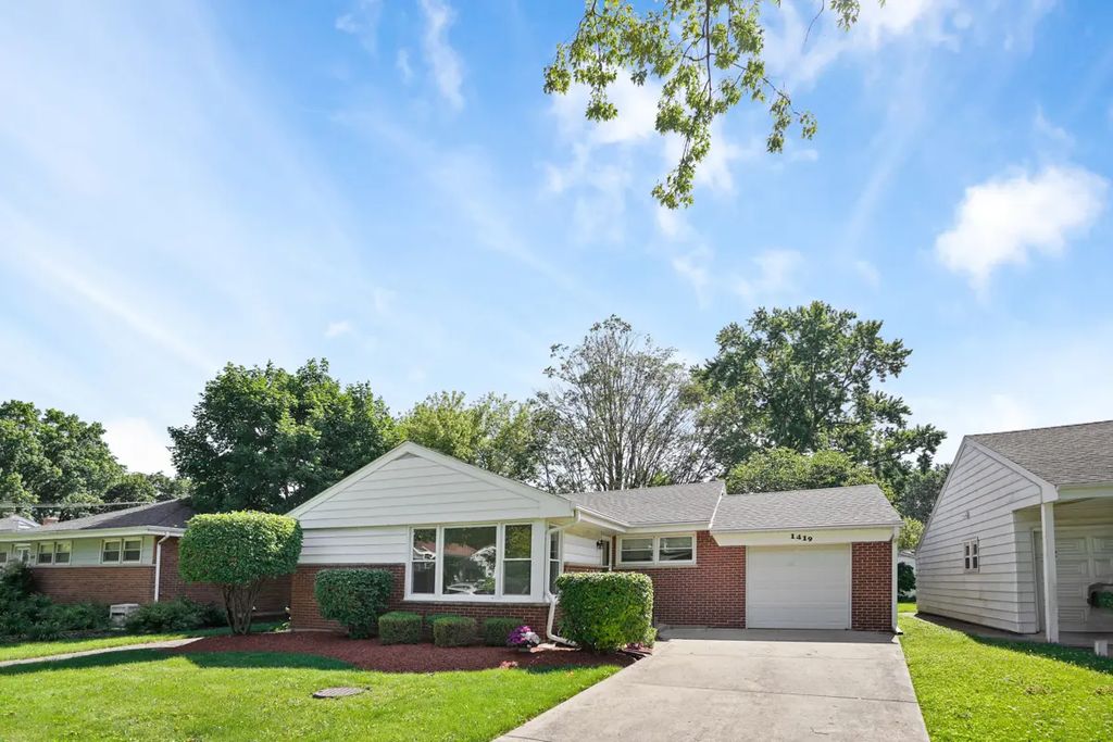 1419 W Saint James Place, Arlington Heights