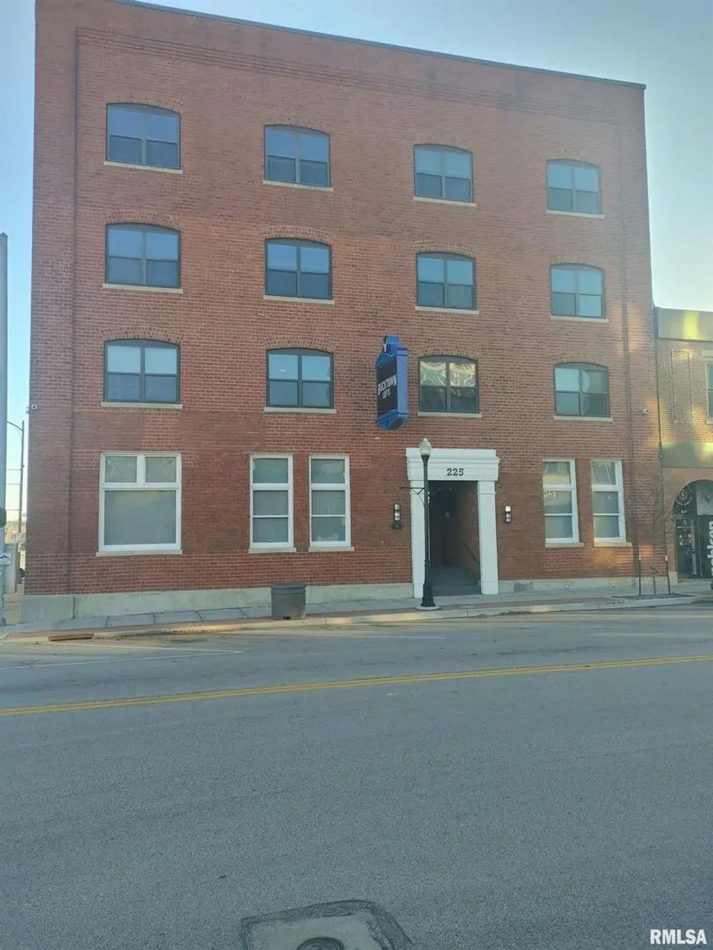 225 E 2nd Street 102, Davenport