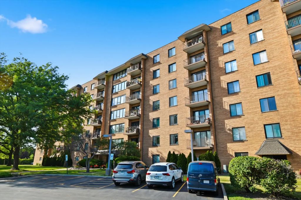 1747 W Crystal Lane 207, Mount Prospect