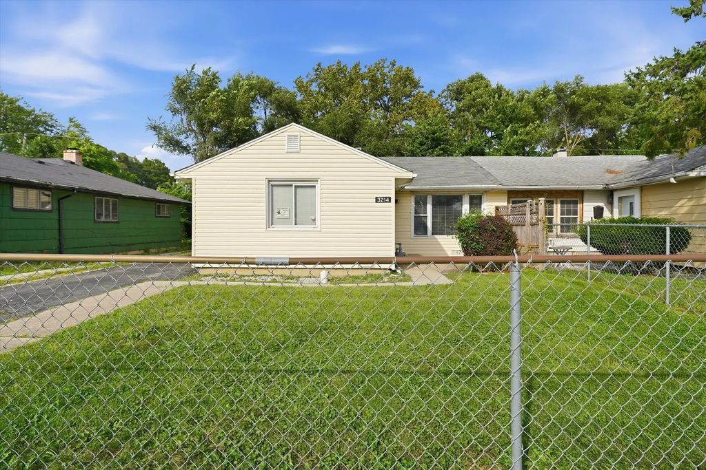 3214 Mcbreen Avenue, Robbins