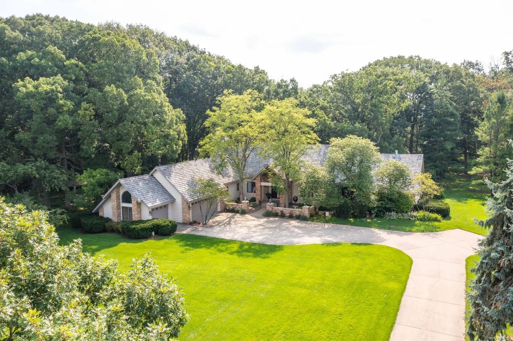 5520 Hilltop Lane, Libertyville