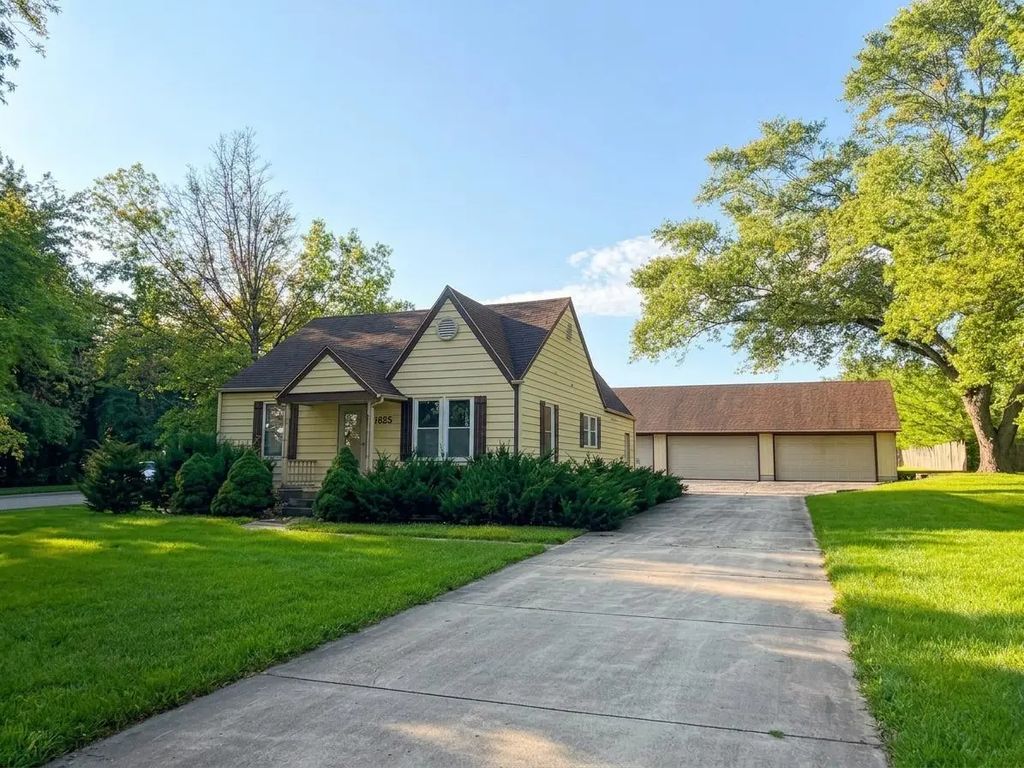 925 W Spring Street, South Elgin