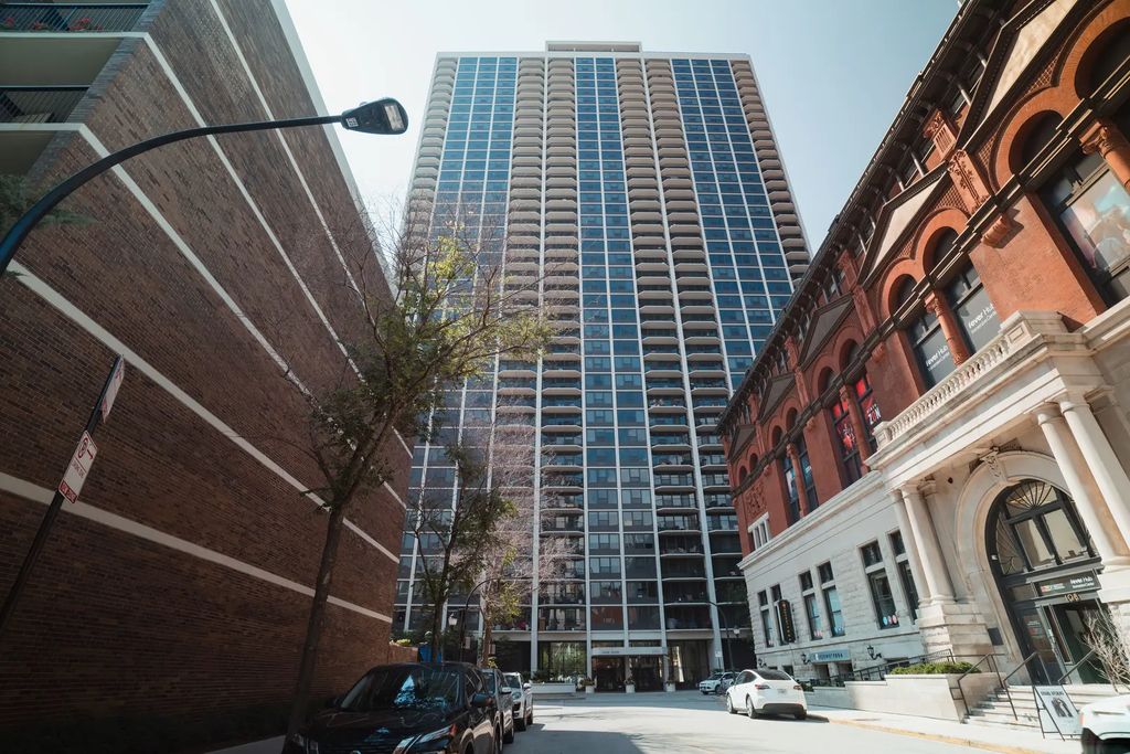 1560 N Sandburg Terrace 1506, Chicago, 60610