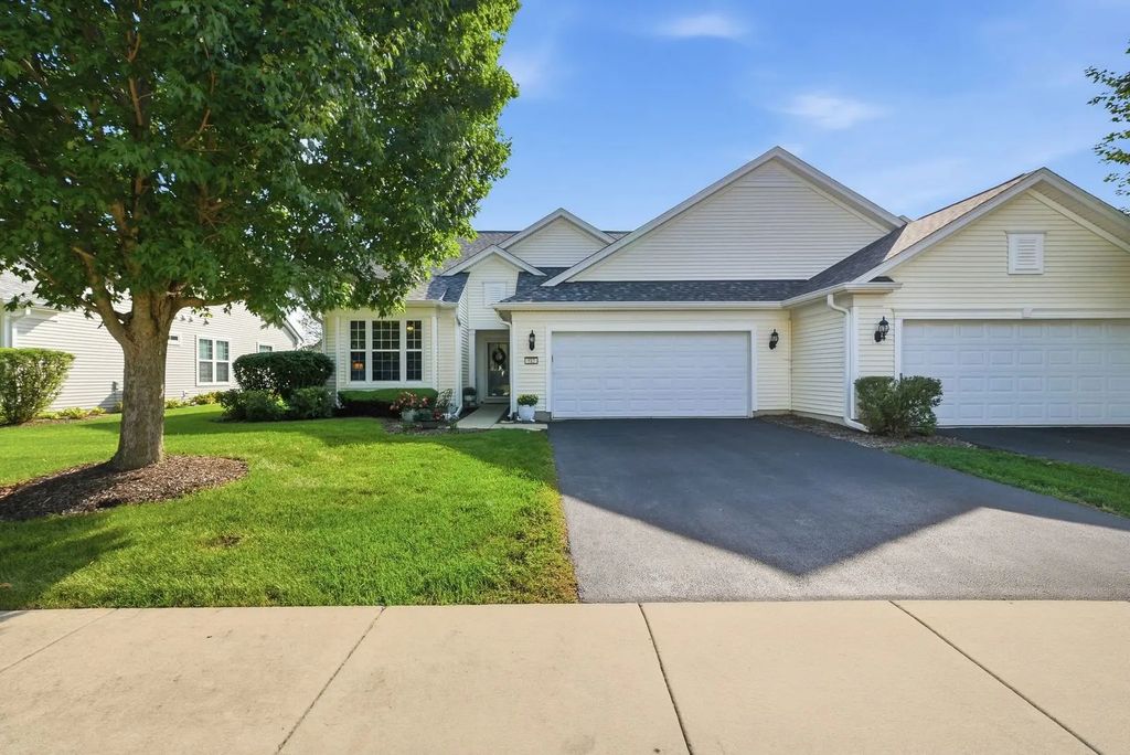 812 Treetop Lane 8801, Shorewood