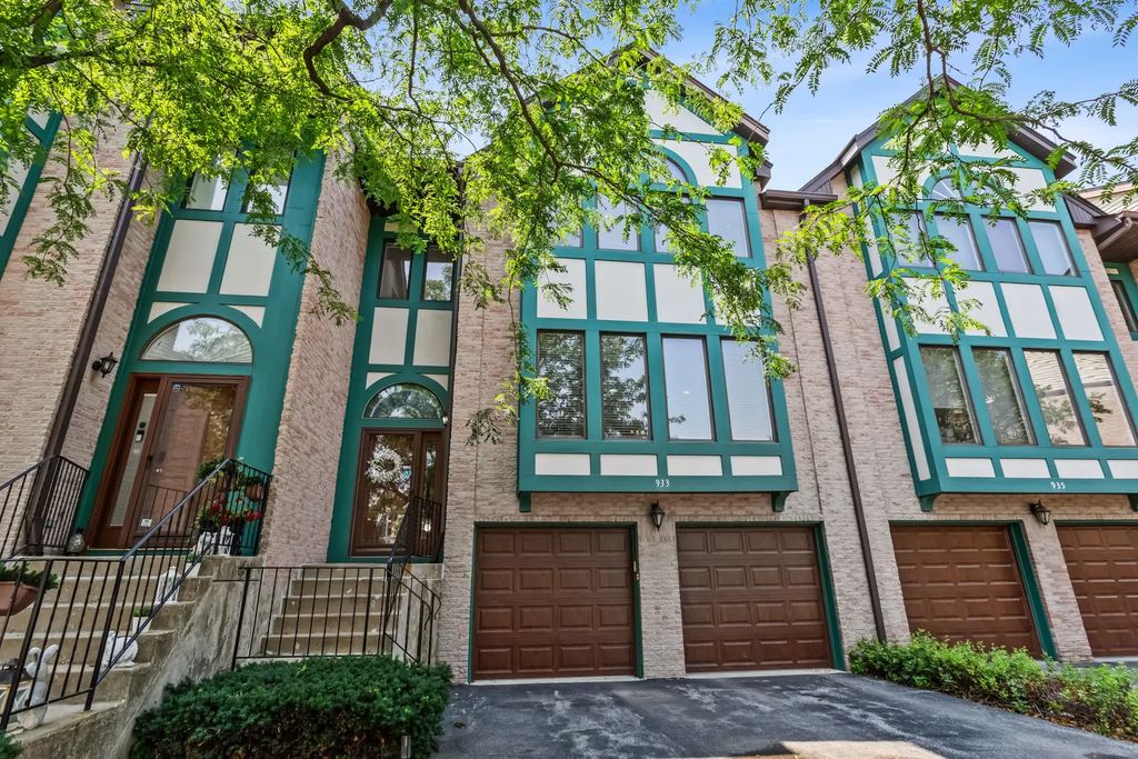 933 W Essex Place, Arlington Heights