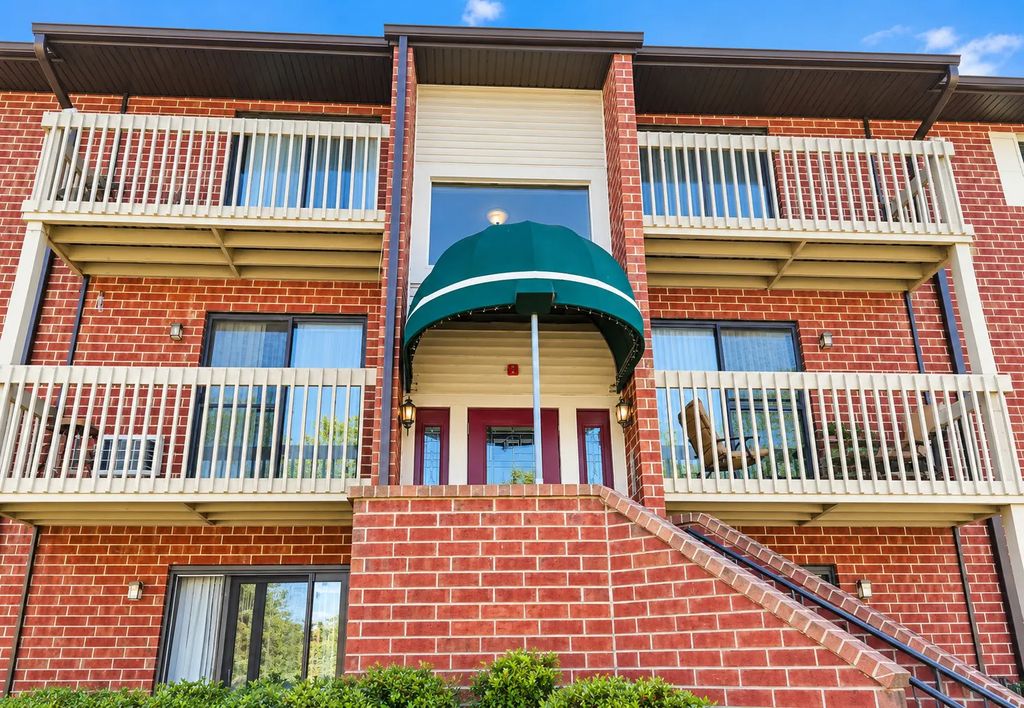 980 N Lakeside Drive 1b, Vernon Hills