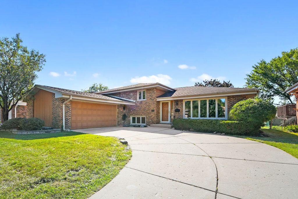 568 N Plamondon Drive, Addison