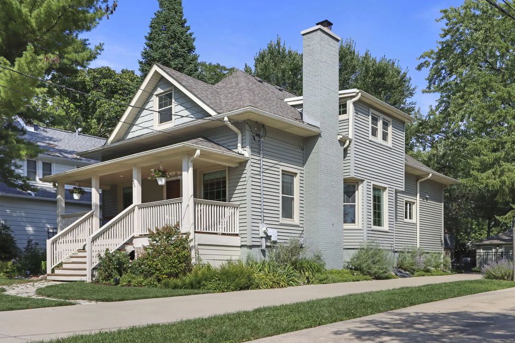 943 Forest Avenue, Deerfield, 60015