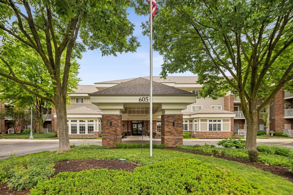 605 Barrington Avenue 332, East Dundee