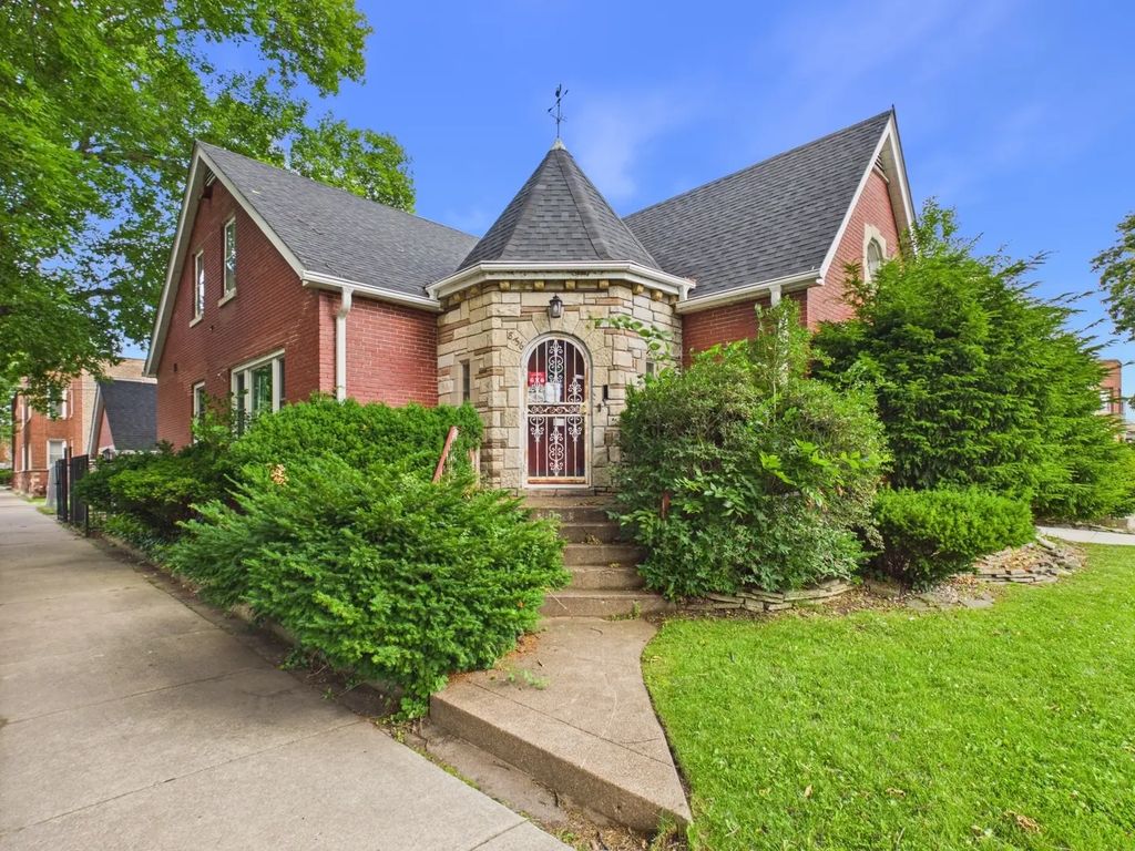 8156 S Paxton Avenue, Chicago
