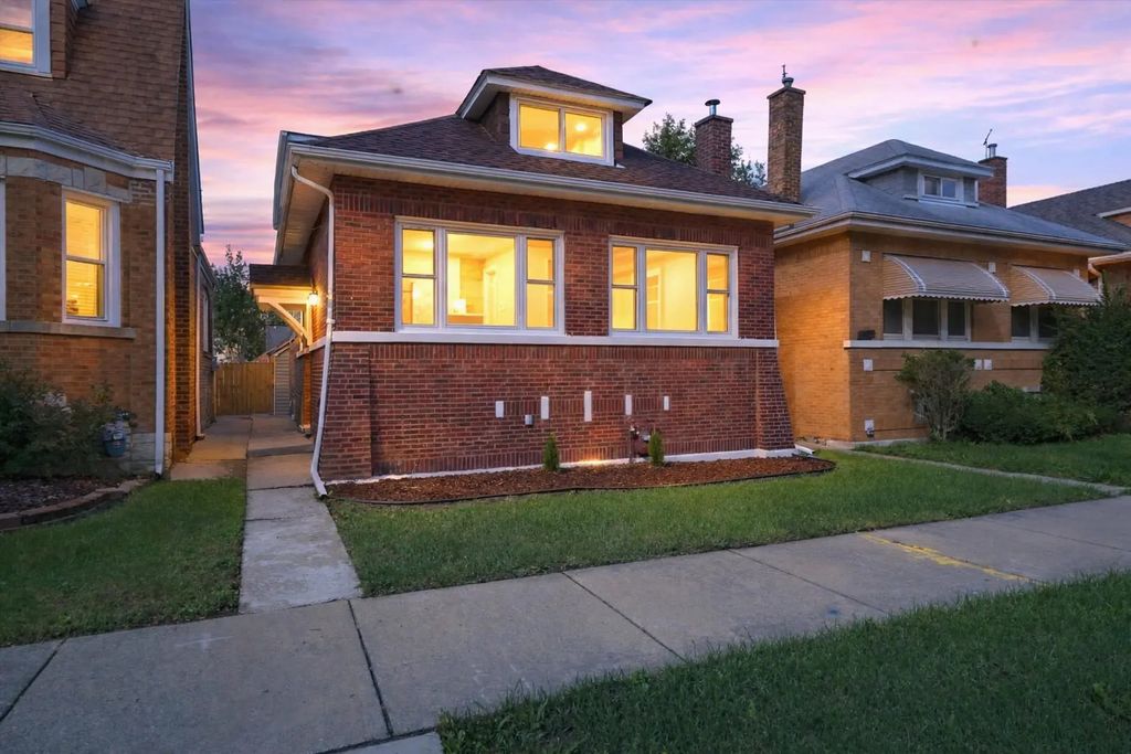 8352 S Phillips Avenue, Chicago