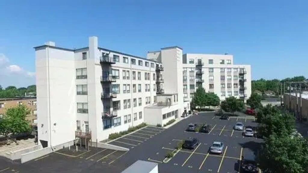2451 W Howard Street 302, Chicago, 60645