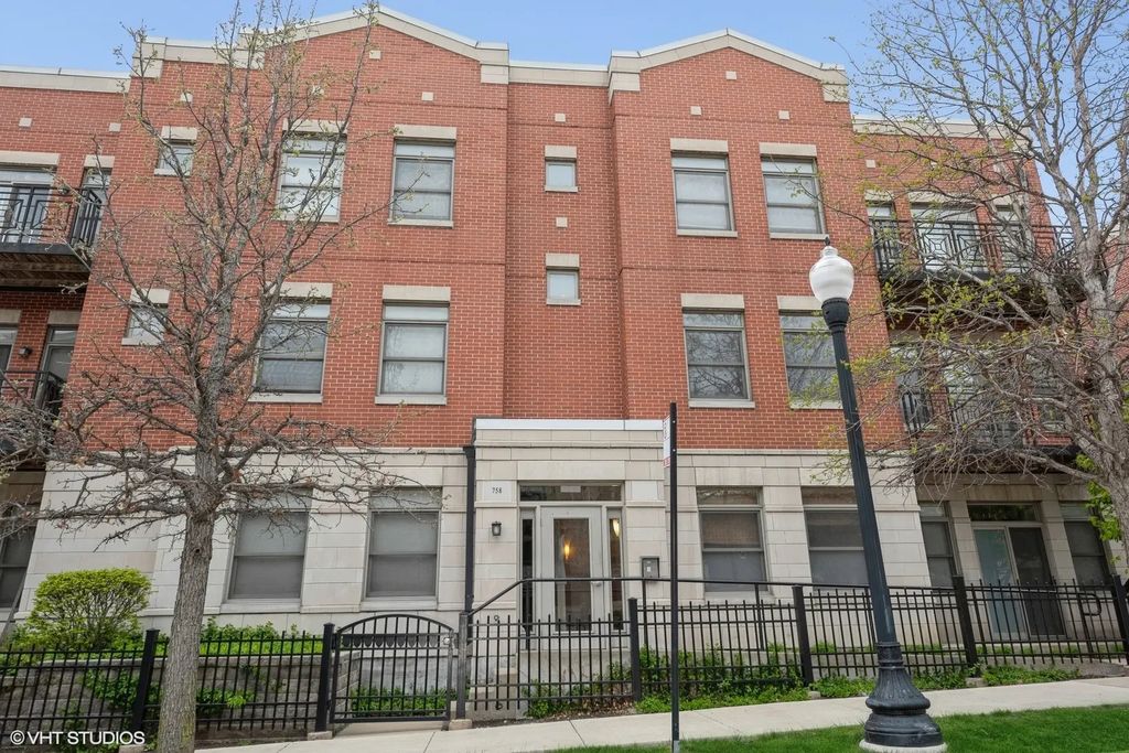 758 W 15th Street 2a, Chicago, 60607