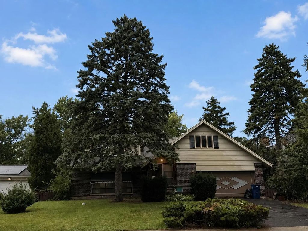 2720 Appletree Lane, Northbrook