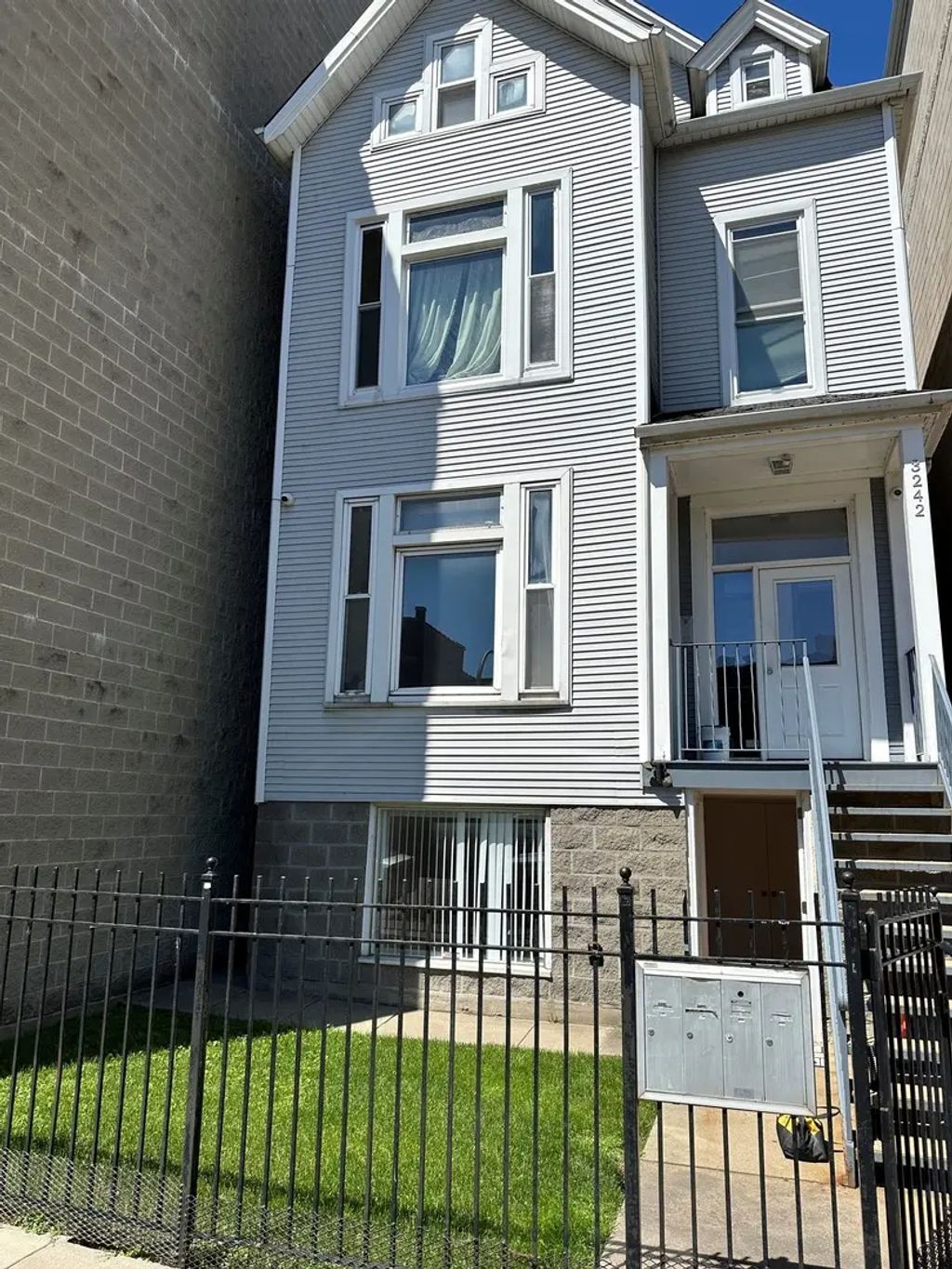 3242 N Sheffield Avenue 1, Chicago