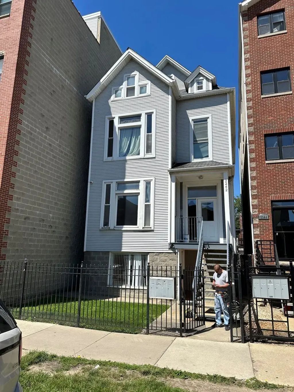 3242 N Sheffield Avenue 1, Chicago