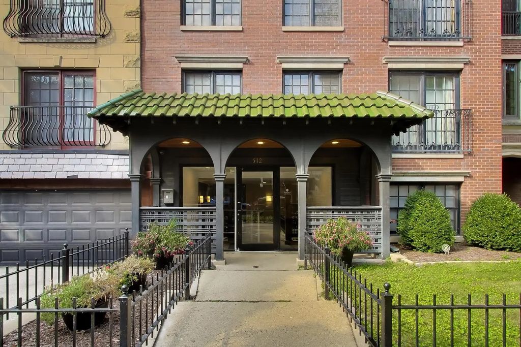 512 W Barry Avenue 311, Chicago, 60657