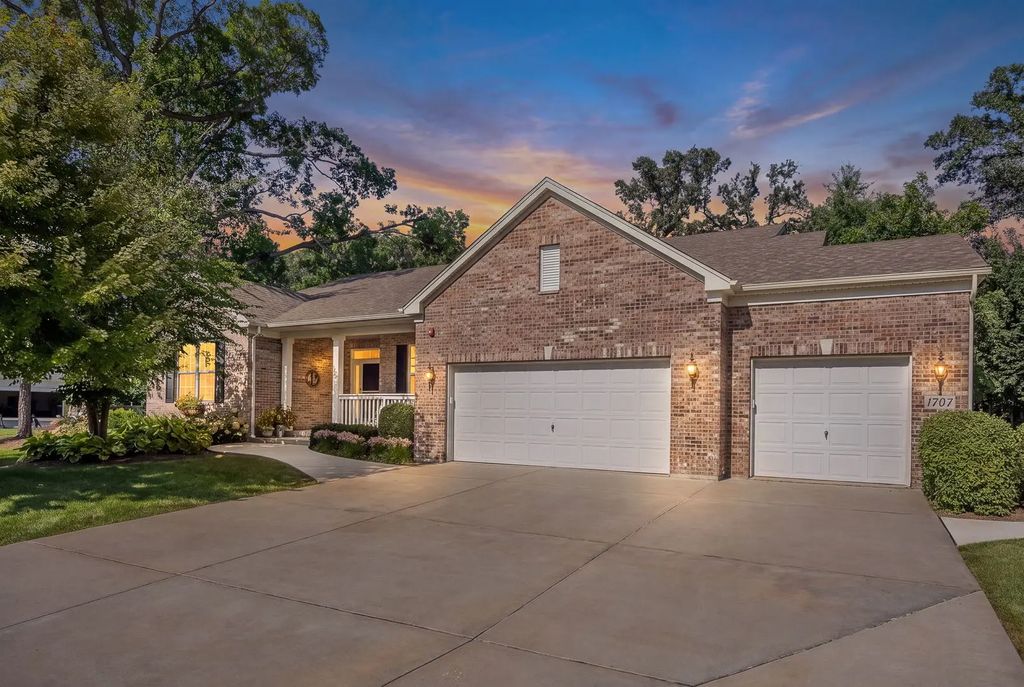 1707 Pondview Drive, Hoffman Estates