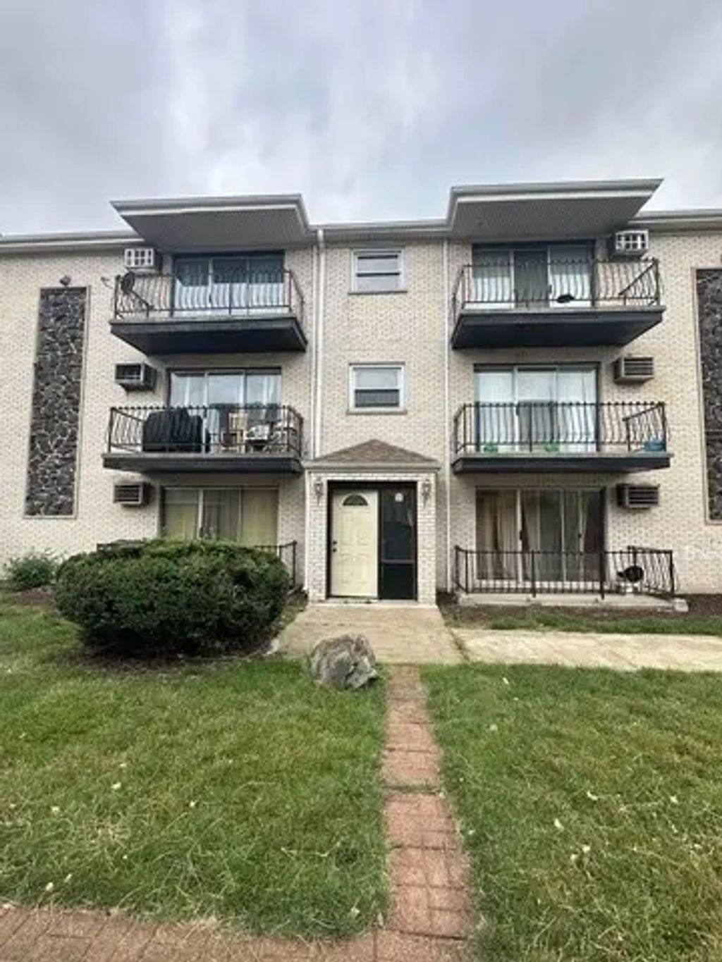 1685 Harbor Avenue 1n, Calumet City