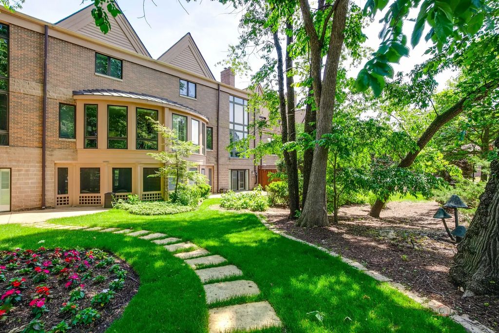1302 Hawthorne Lane 1302, Hinsdale